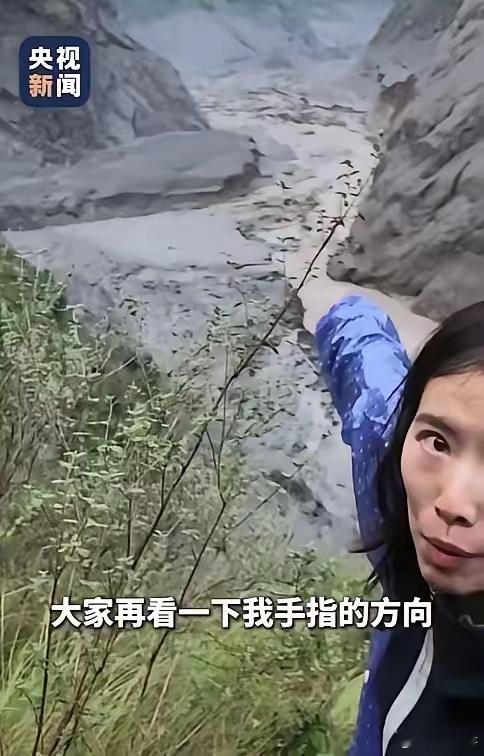 西藏泥石流，不少网友发现央视记者说话一字一顿的，以为是她播报水平不行，结果真相让