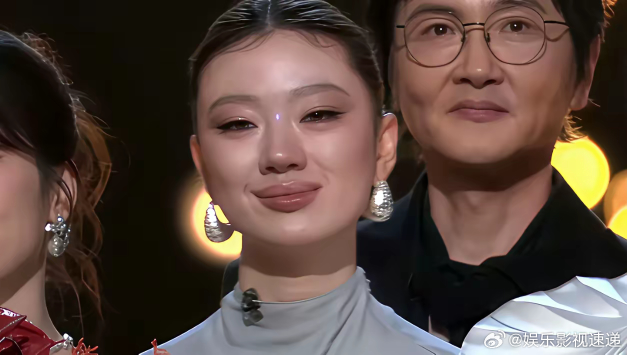 单依纯的夜晚辗转难眠。​陈楚生那首平淡的歌，轻轻一碰就入了心，她的技巧输给了这份