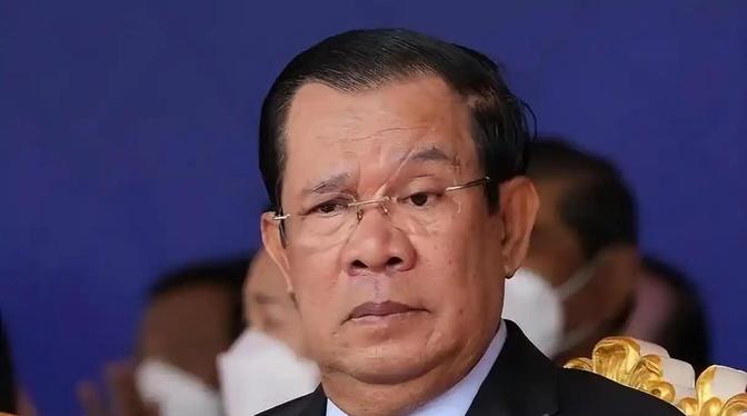 [月亮]洪森这下彻底颜面扫地。柬埔寨特种兵踹开电诈园区铁门时，他儿子洪玛奈正亲自