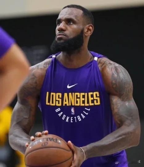 NBA麒麟臂名场面！仅5人能把宽松球衣穿成紧身衣，肌肉线条太炸裂💪
 
🔥N