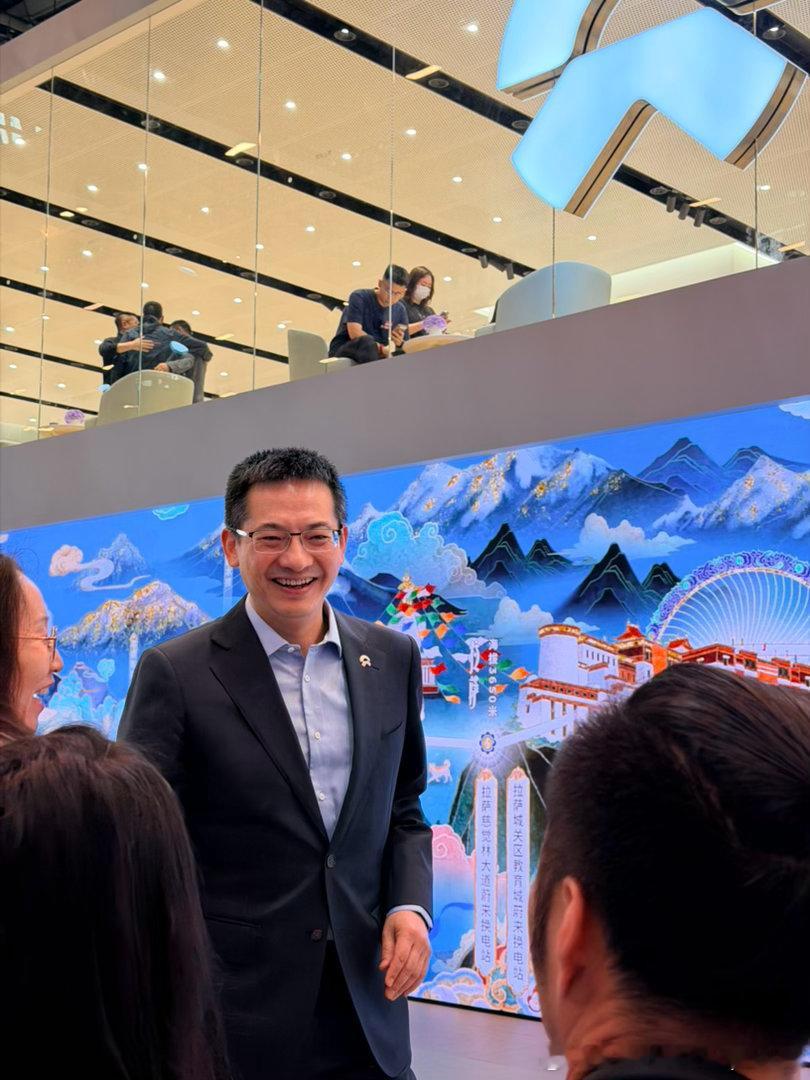 10点蔚来乐道萤火虫发布会斌哥，力洪已经到达展台蔚来乐道汽车firefly萤火虫