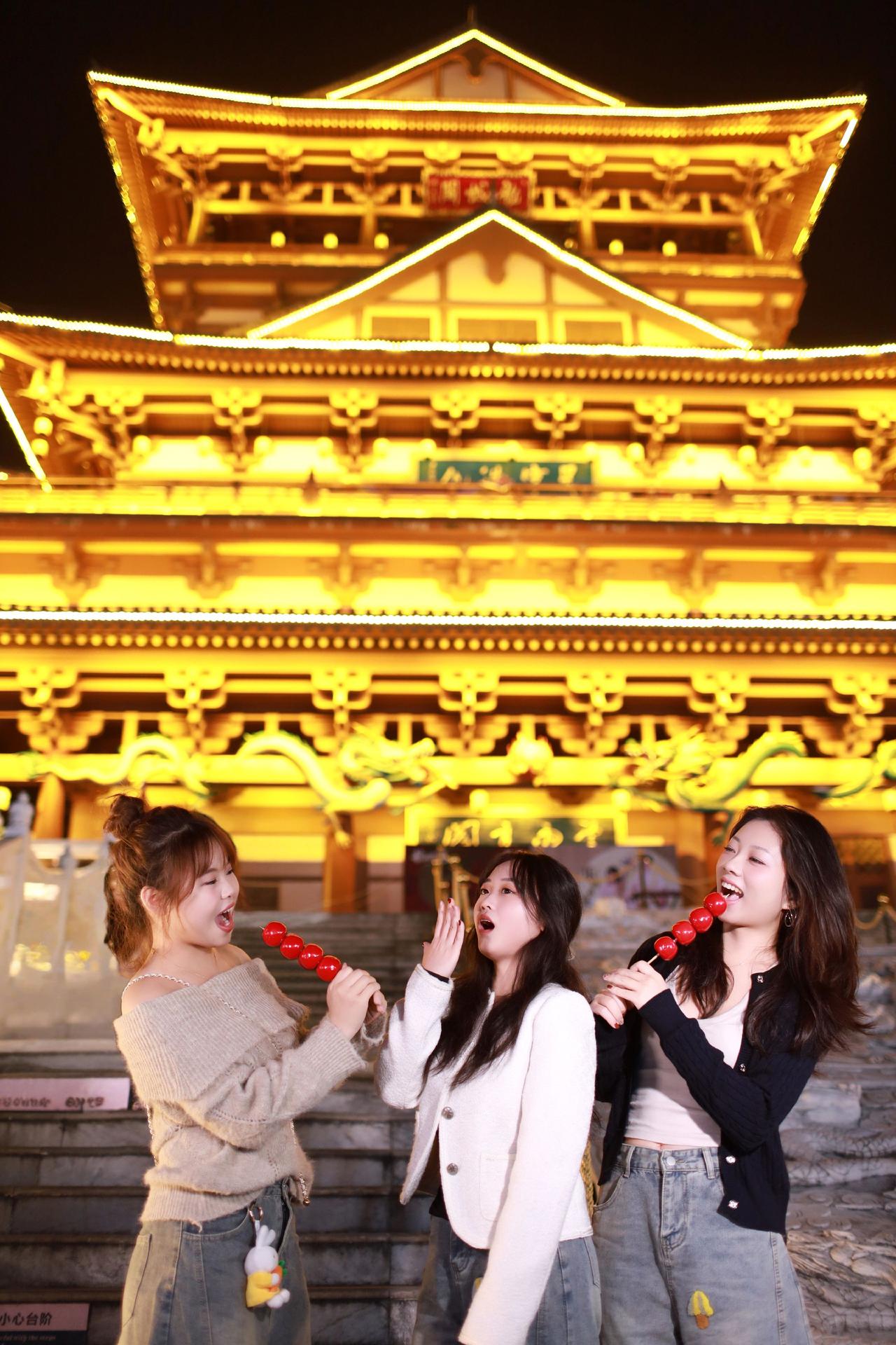 闺蜜三人，古镇打卡，随拍两张。我的旅拍足迹 拍照姿势旅游景点 一本正经游客照 夜