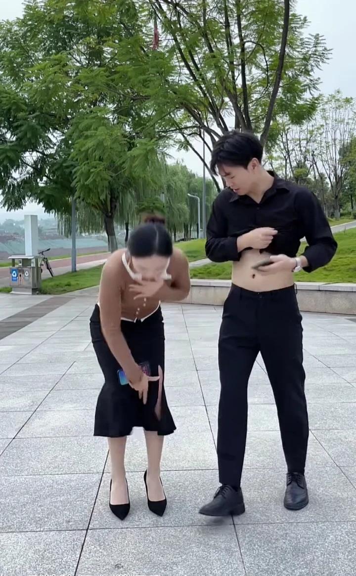 小样不信治不了你。
在公园，这么多人。