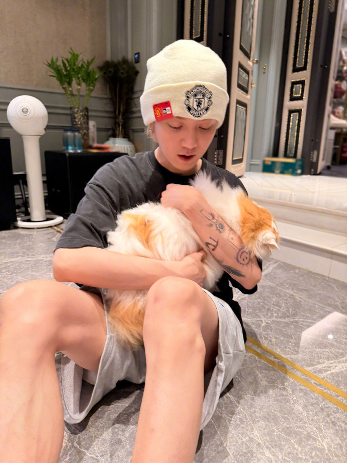 鹿晗撩猫逗狗，鹿晗独宠馒头，谁懂这个馒头能有这么多抱抱合照的含金量啊，不行的话，