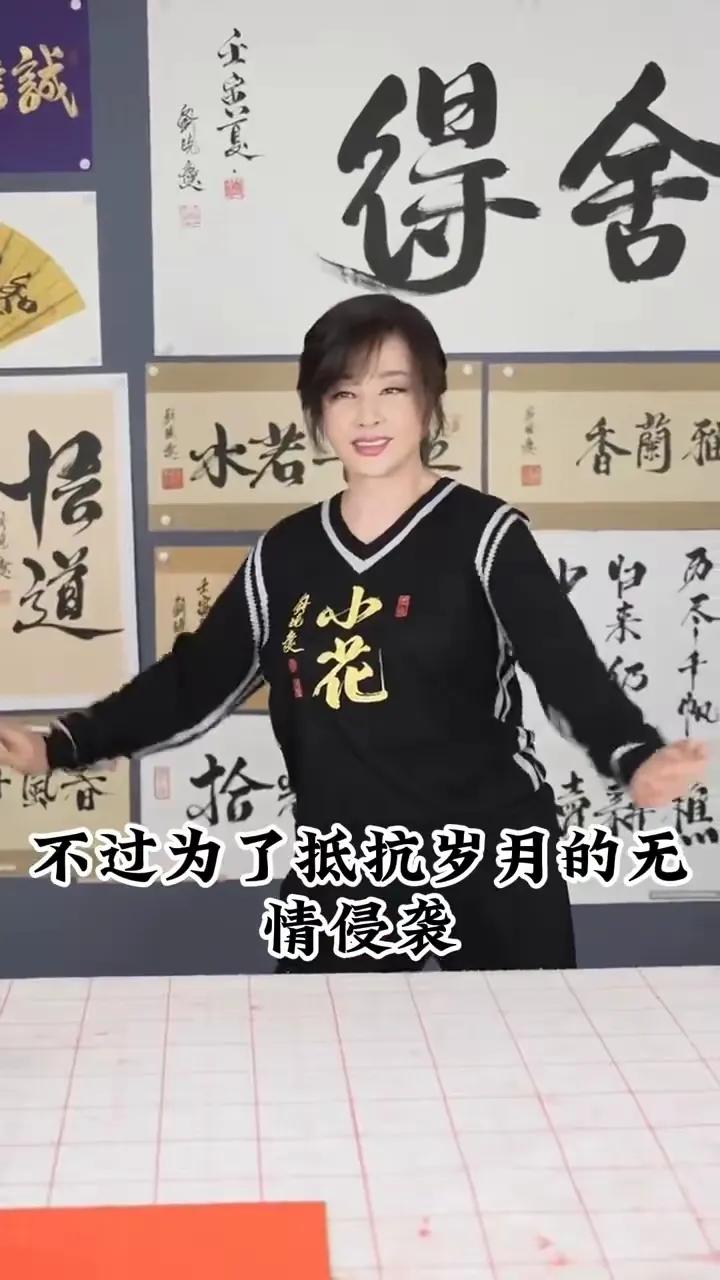 刘晓庆应该立即停止同时交往8个男朋友，择优选择其中一个开始第5段婚姻，因为留给她