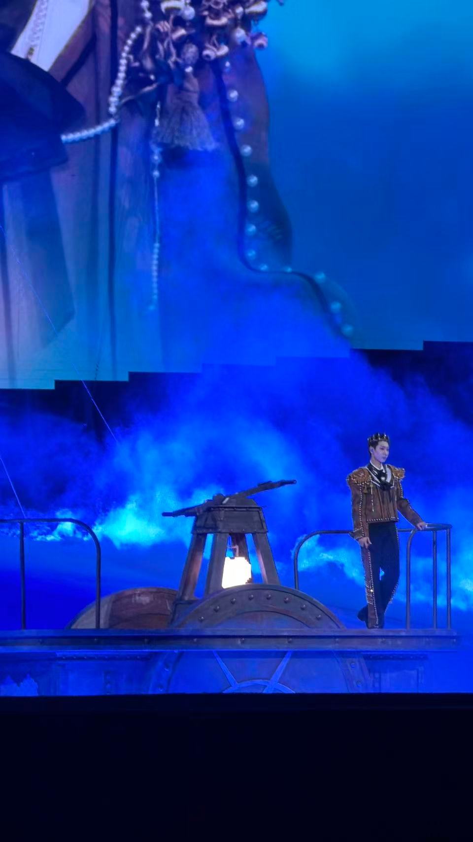 汪苏泷演唱会桃心矿车 汪苏泷矿车轨道穿行舞台 汪苏泷这一套是王子吗