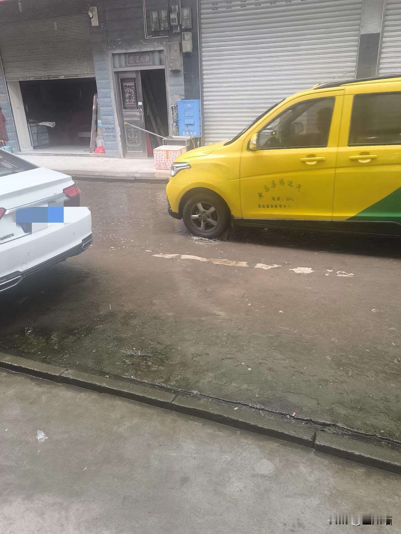 这雨是“续费”了吧？巷弄里的雨天烟火气
 
今年的雨像按了循环键，连老街的路面都