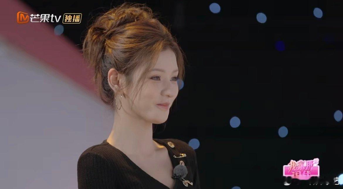 张予曦和妈妈对视一秒破功 谁能想到温馨对视会被一句吐槽带偏？张予曦和妈妈唠着唠着