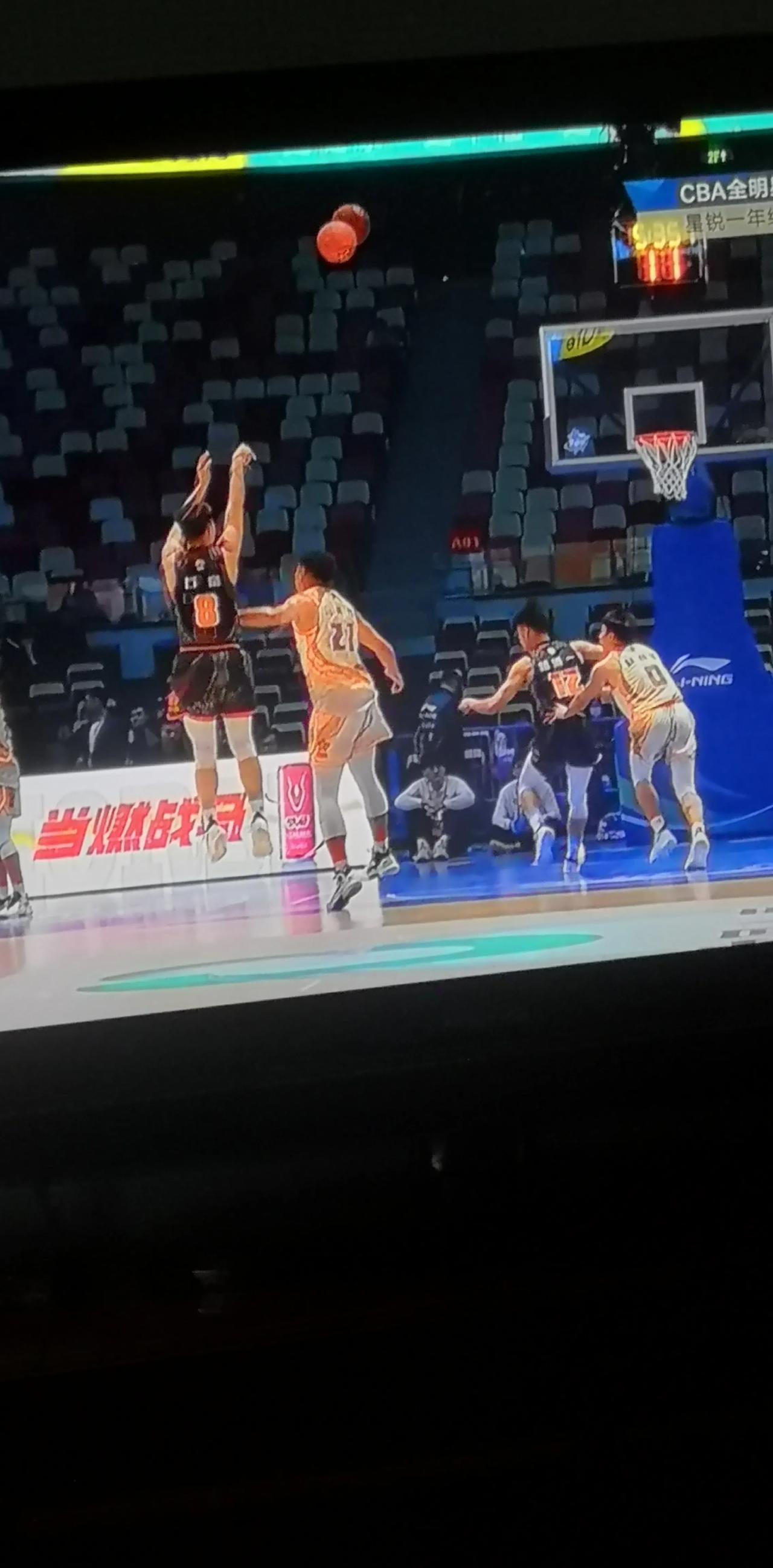 全明星赛星锐一年级71：74不敌清华大学，职业队员居然打不过校队，主教练易立临场