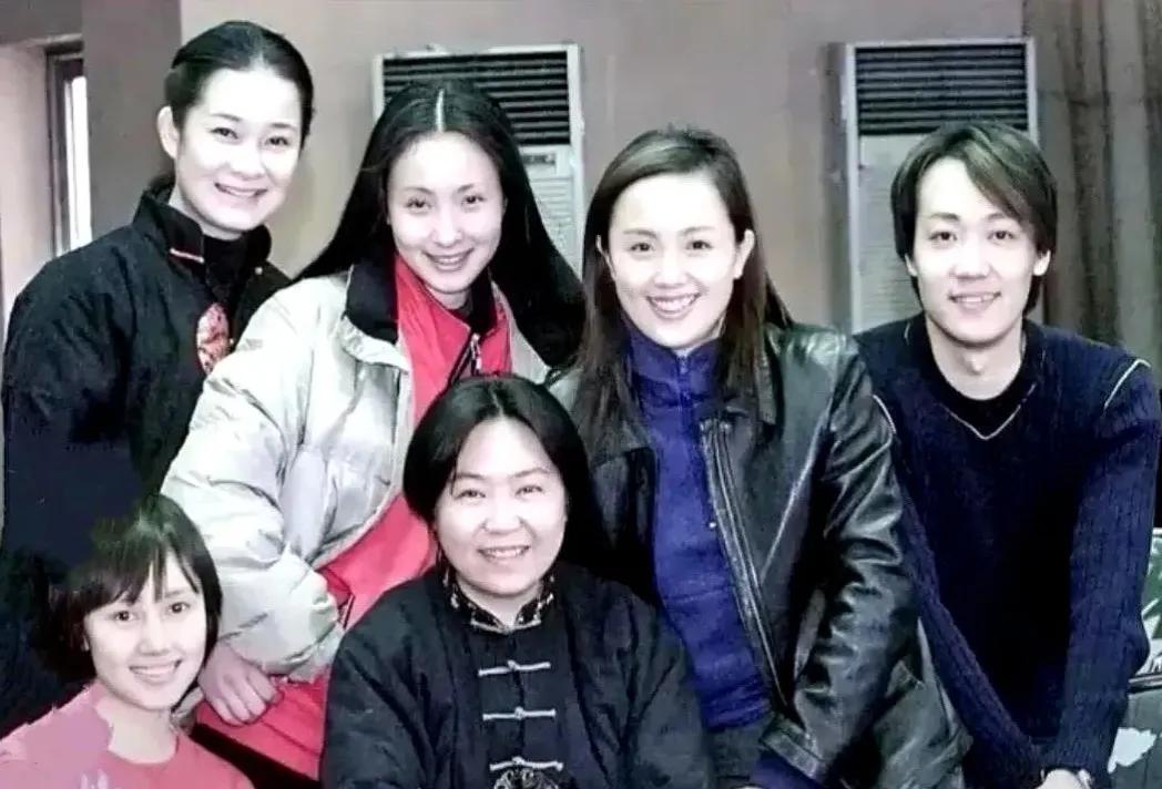 照片上的人，一眼就能认出辛柏青、朱媛媛、袁泉、小陶红，还有两个，有点像萨日娜和宋