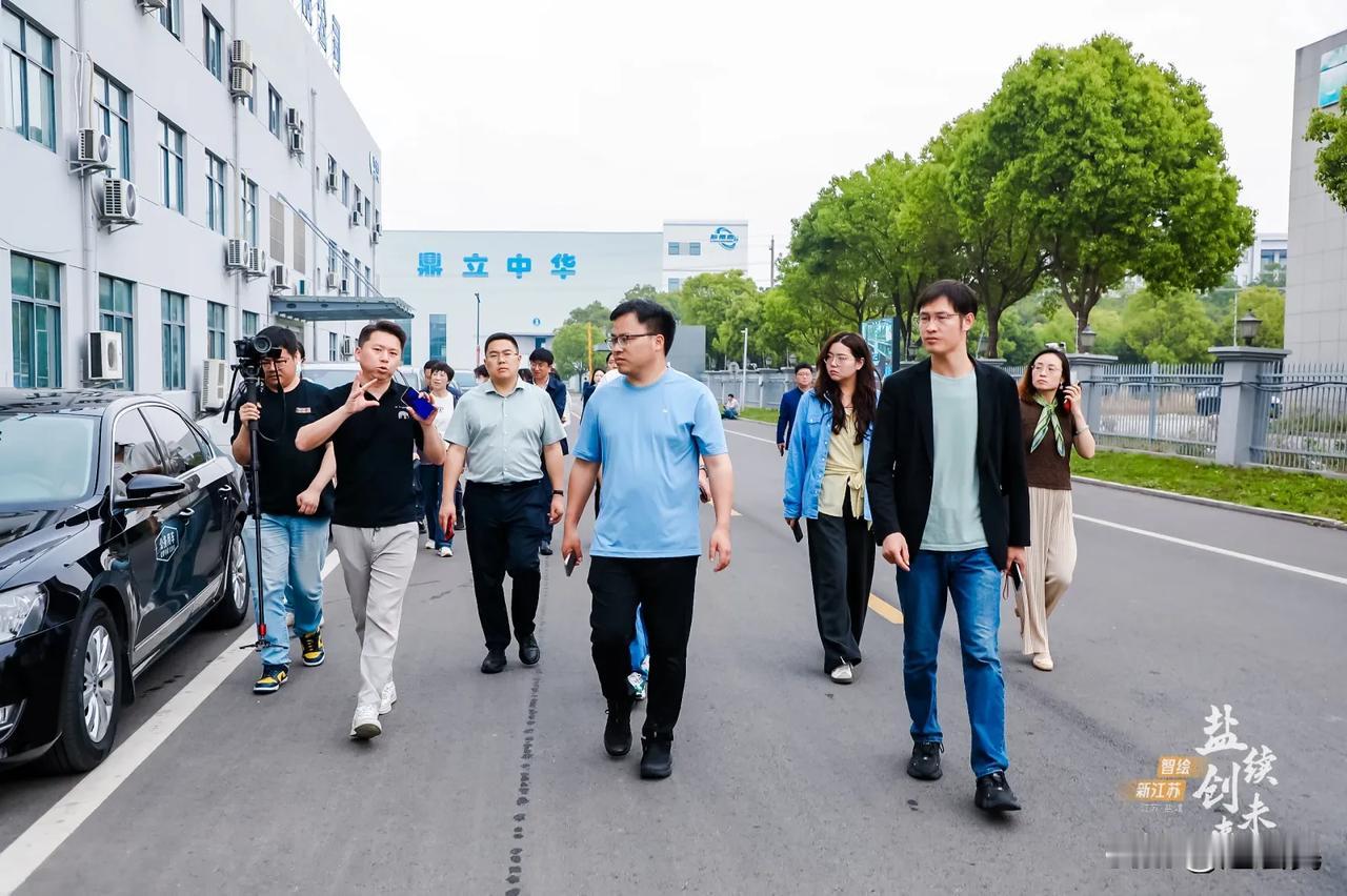 前几天我们在盐城走访江苏天一航空工业，后面“鼎立中华”四个大字，真提气。#盐城#