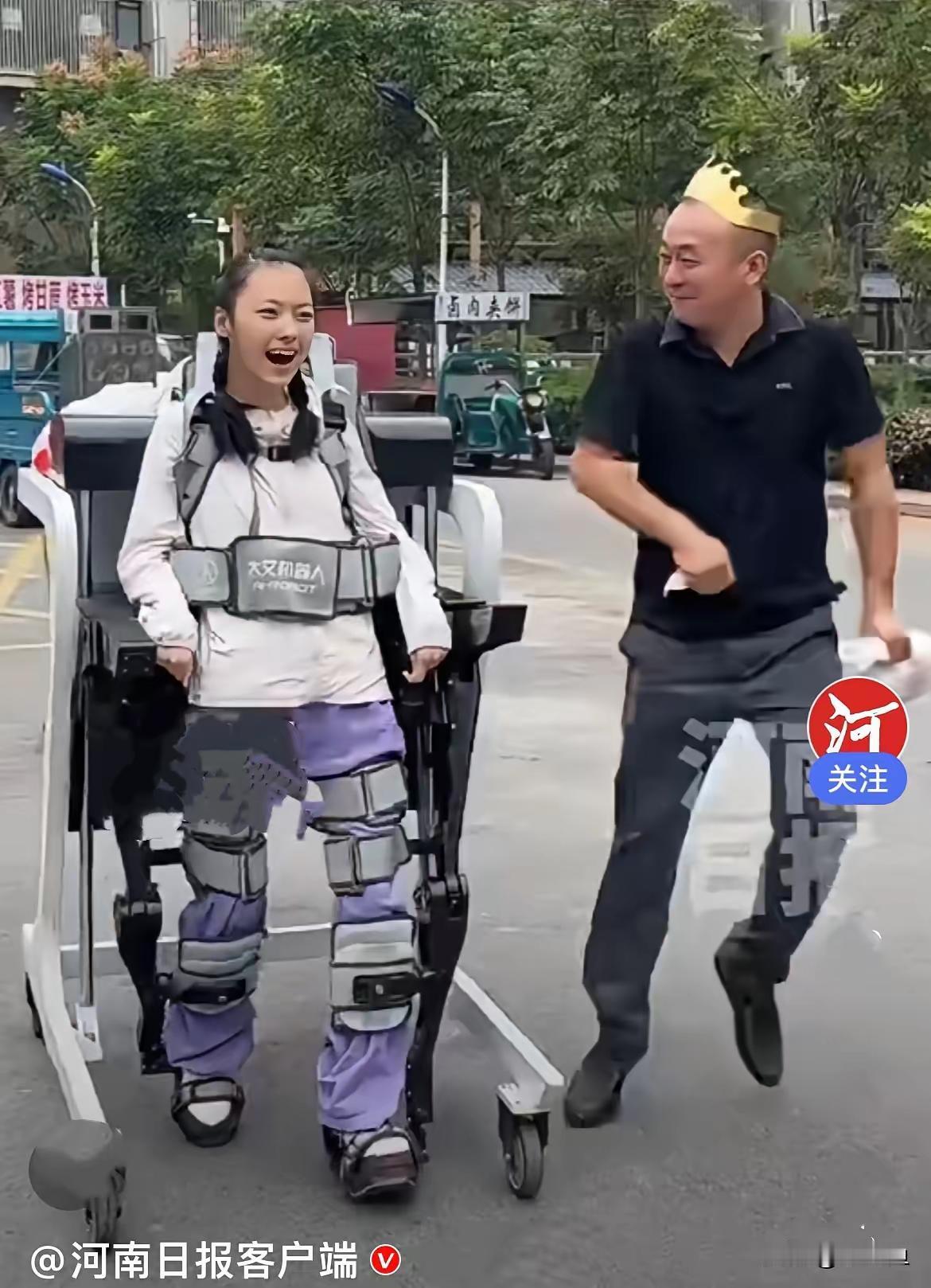 郑州河南一位爸爸严得华，女儿在七个多月大的时候，不幸确诊脑瘫，从小到大，孩子不会