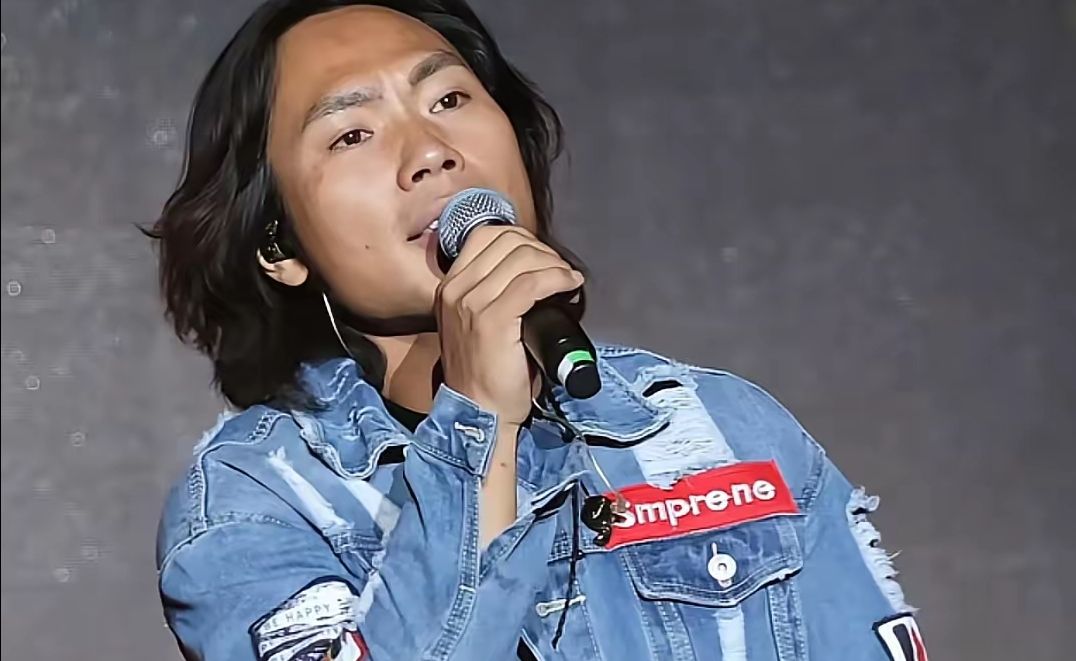 草根歌手叫侯浪，李克勤未守时赶到现场，被主办方临时拉上去火了