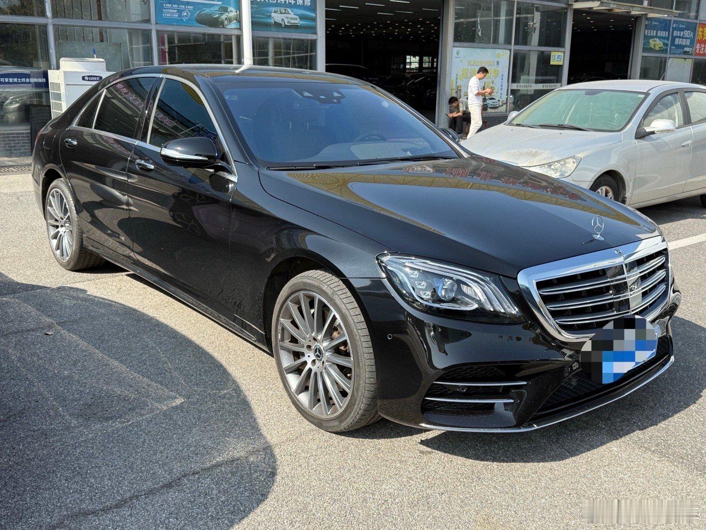 这代三眼皮的S真的很经典奔驰S450L四驱卓越版，指导价122.88万那款19年