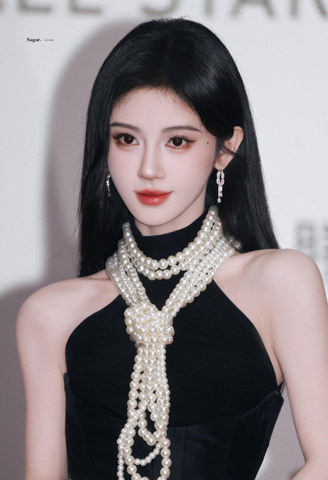 jjy鞠婧祎 

芜衣又无依  她有依  是我的祎

@鞠婧祎