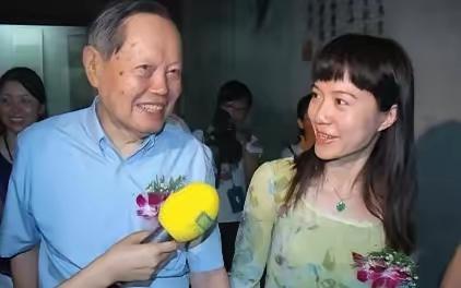 当下最为痛苦之人，便是翁帆了。她陪伴他整整21年，近八千个日日夜夜
当杨振宁先生