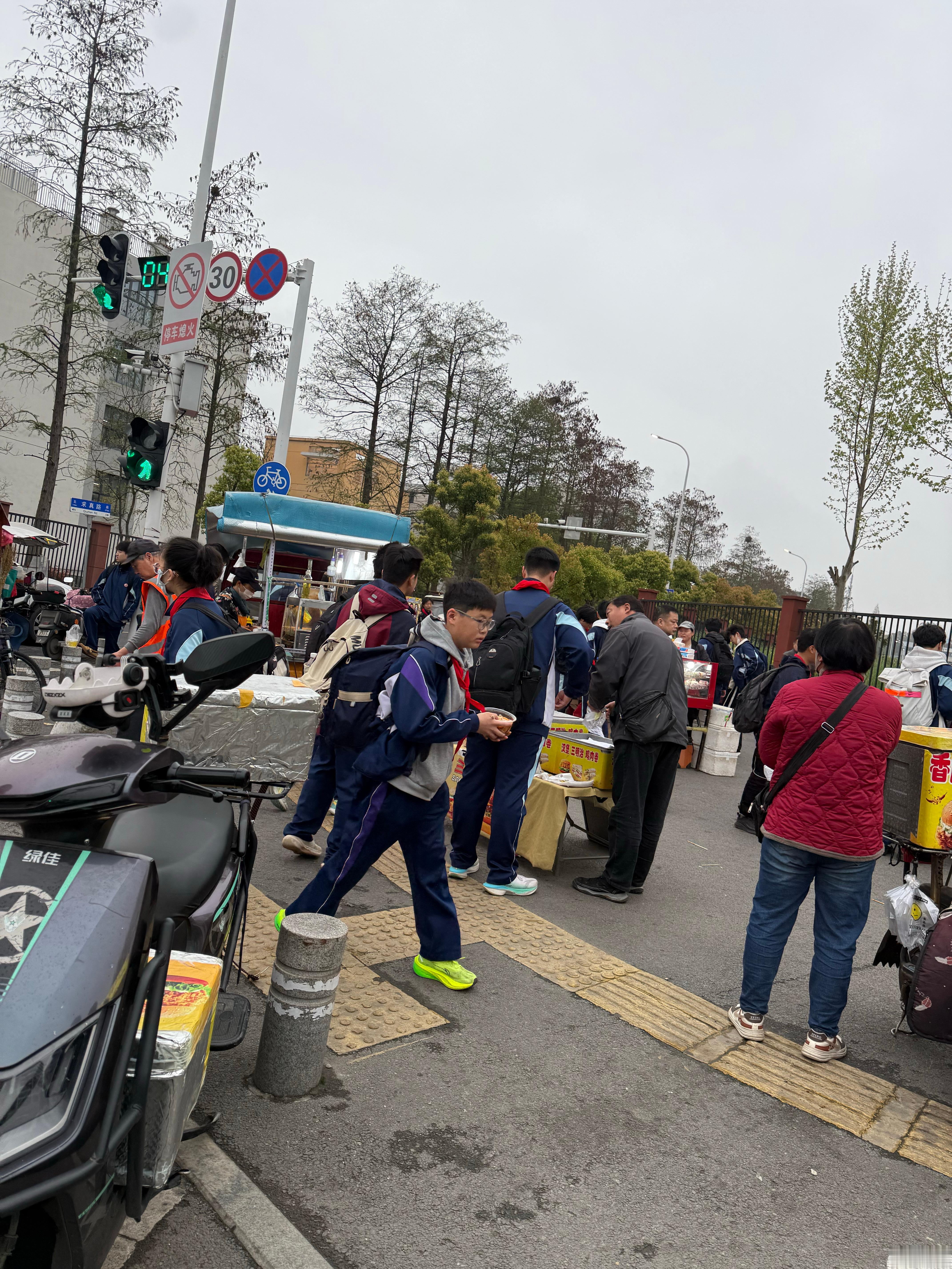 ⚠️各位家长警惕：学校门口流动摊贩风险太大！我们学校门口全是露天摆摊的，没有固定
