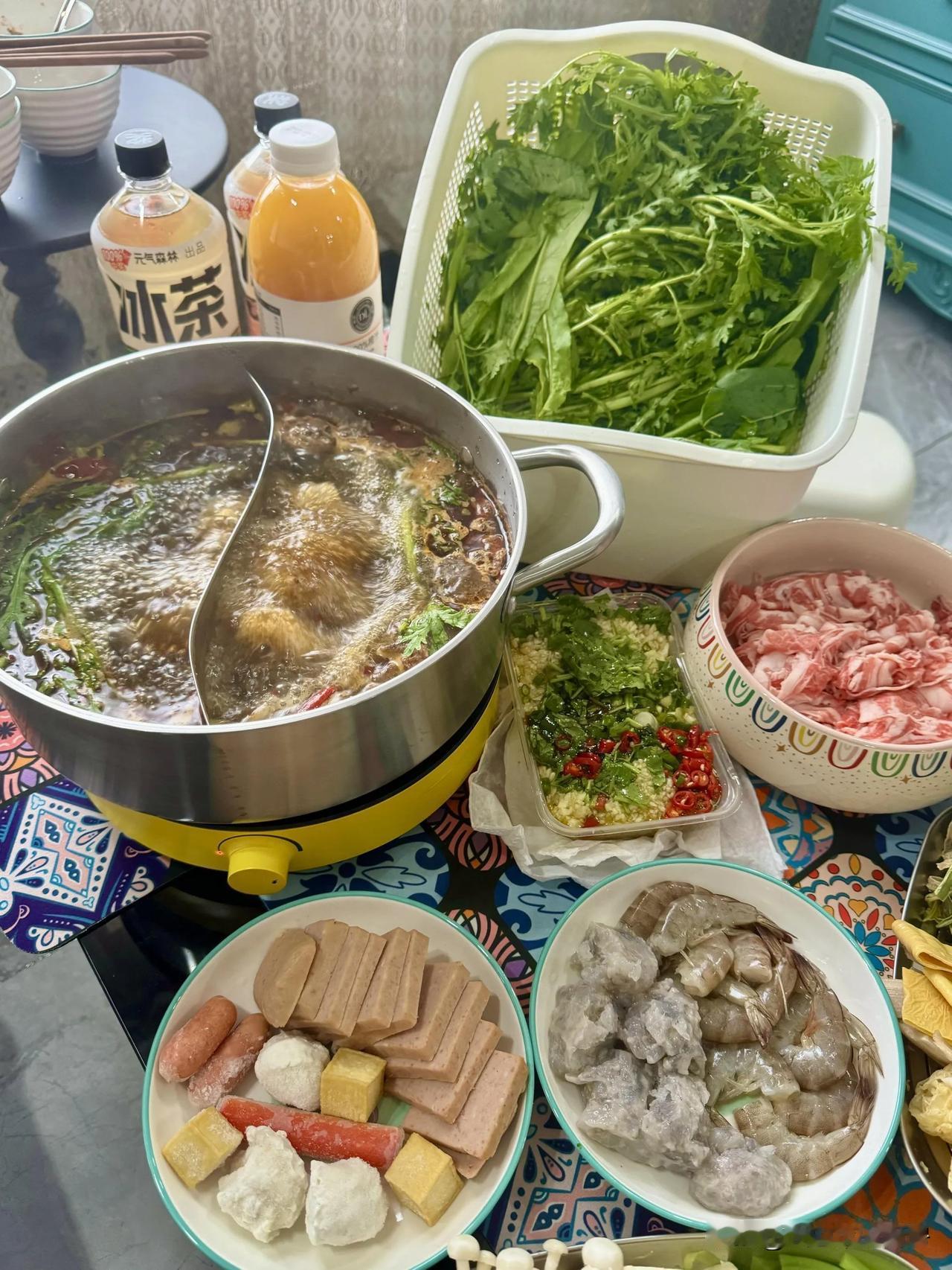 由火锅开启进伏的一天火锅爱好者，居家火锅安排了！火锅食材那是相当丰富。

鲜嫩的