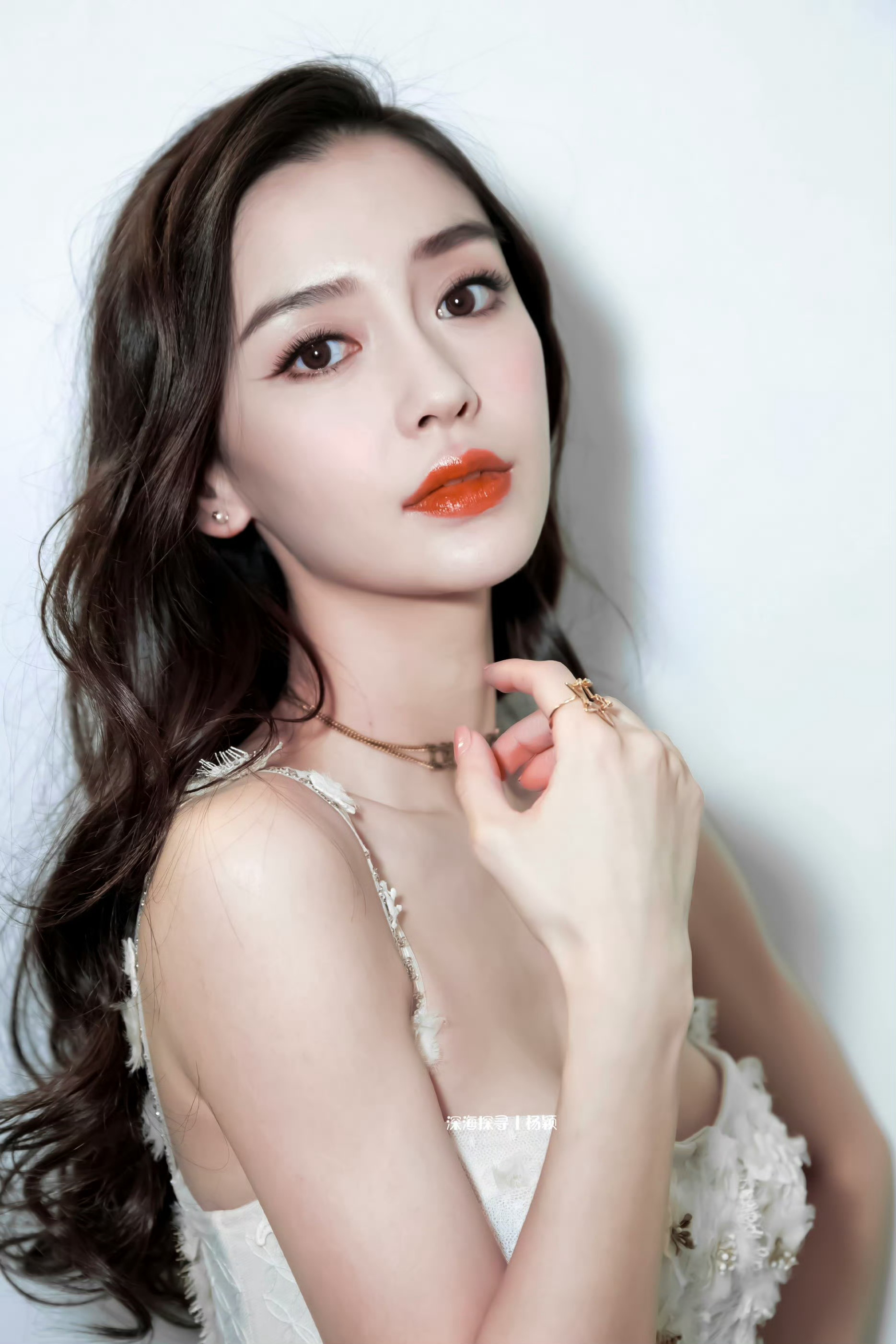 angelababy angelababy “不同蔷薇，你可是明艳从不凋零的玫瑰