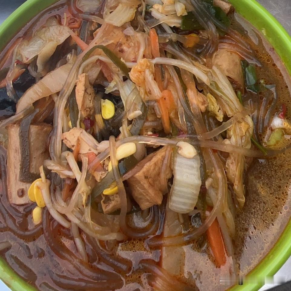 大家看看这10块一碗的大烩菜性价比高不高，万万没想到，单位食堂的饭太贵了吃不起，