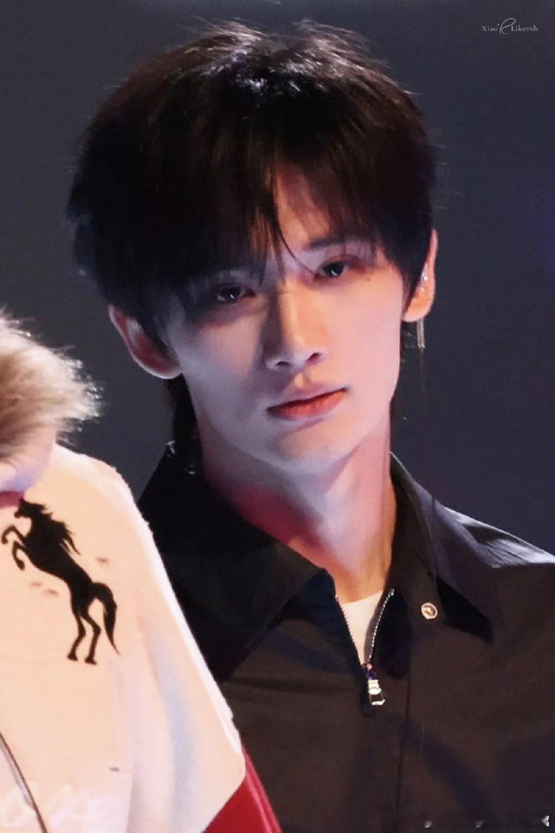 余宇涵：张杰演唱会打卡✅ 荧光棒摇摆✅ 小火车体验✅ 脚滑名场面✅ 偶遇成功！在