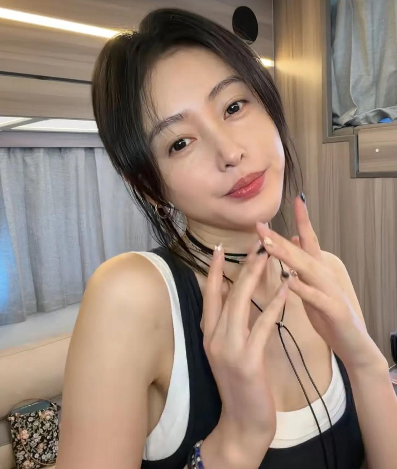 近日张天爱社交平台晒出素颜照，

这可真把粉丝惊到了，好多人直呼这根本认不出来。
