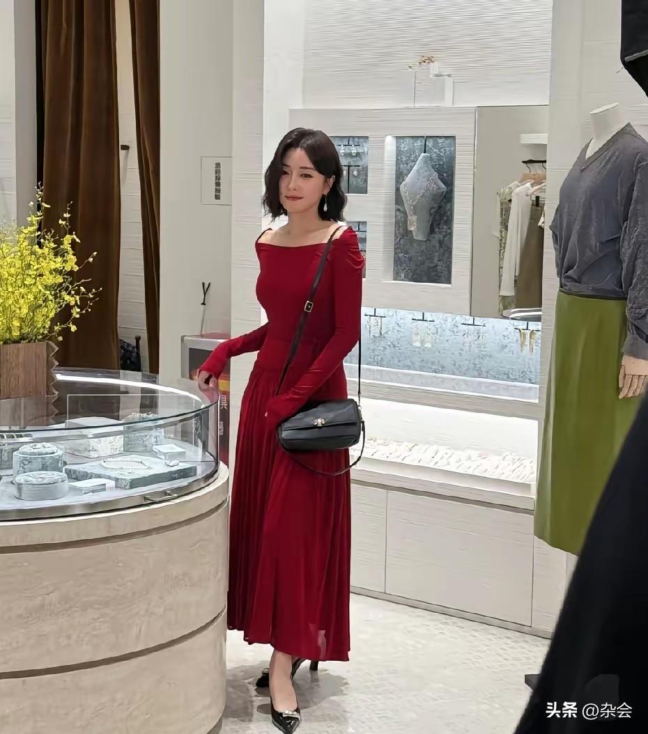 秦岚这哪里像46岁？分明是元气满满的少女！
红裙造型御姐范十足，状态好到爆炸。看