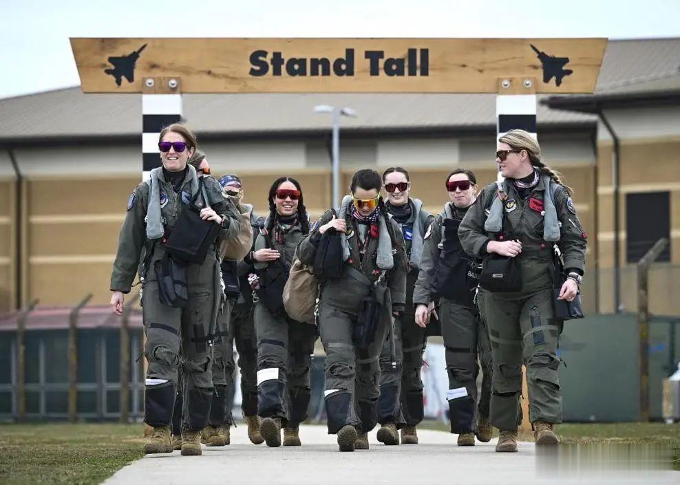 一旦中美爆发战争，美国至少有10万飞行员能上战场，我国能有多少？

随着中美关系