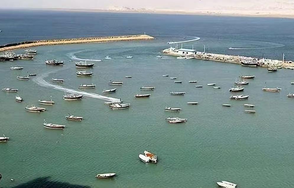 美国封锁霍尔木兹海峡，伊朗不反制，并不意味着伊朗软弱了，而是伊朗现在有了替代的方