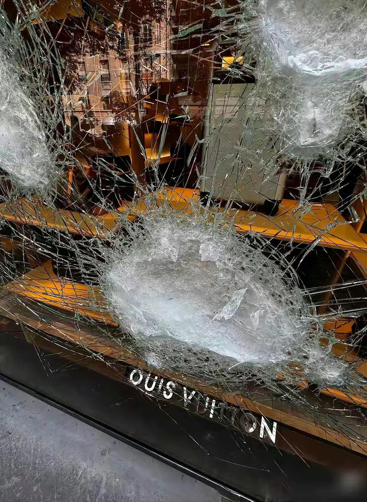 听说这玻璃是我们中国产的，我确实骄傲了一把，这一下中国制造的名声又一次水涨船高了