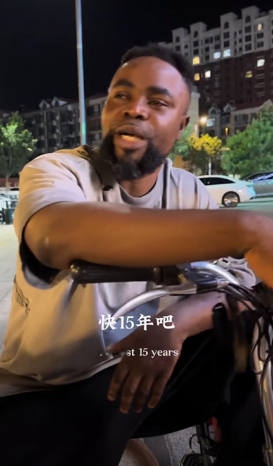 这个黑人老外吐槽来中国15年，才知道中国人不会轻功，文化刻板印象被打破了外国游客