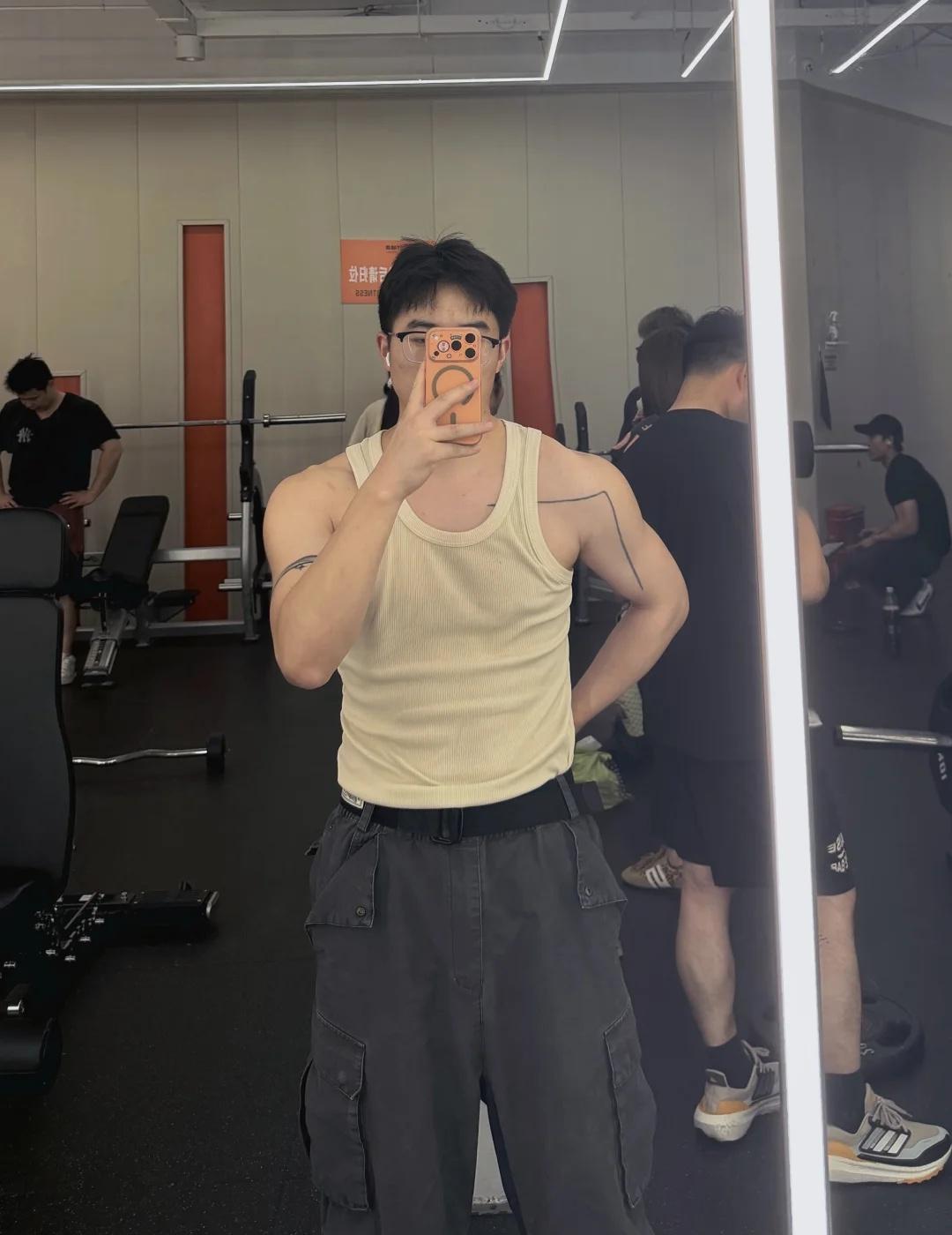 对镜自拍🤳姿势
健身房穿搭健身毫无训练痕迹 健身日常 对镜自拍 对镜子拍照 对