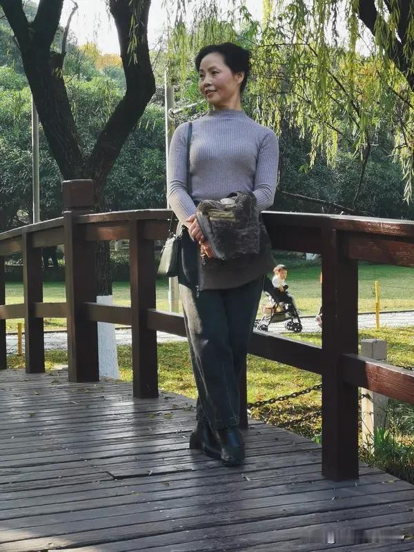46岁的女人离婚后再找人嫁，这事儿没那么绝对。很多中年离异的女人会担心年纪和过往