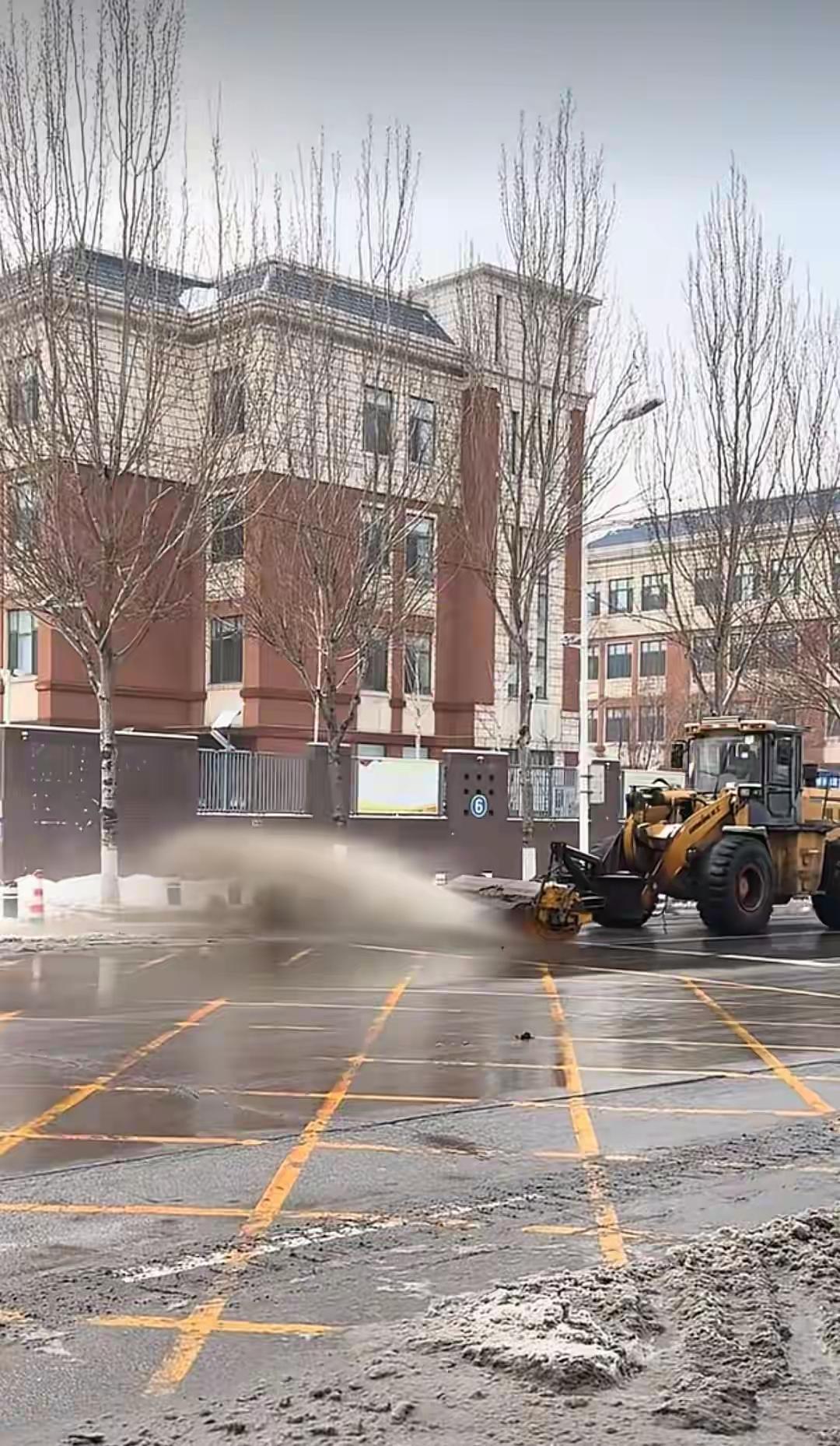 近日，有网友表示，辽宁沈阳降了大雪，扫雪车在沈阳市皇姑区一路段清理时，灰色的雪泥