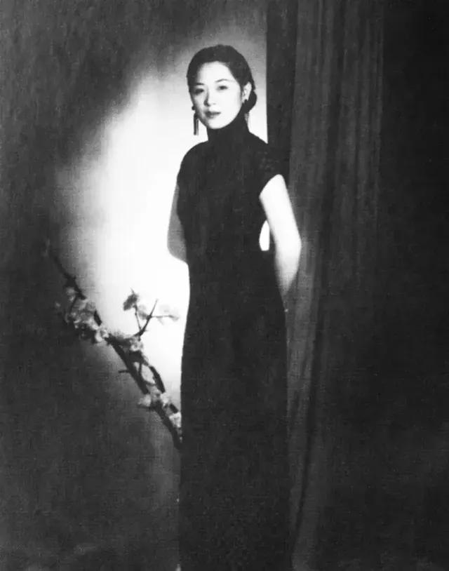 1941年的一个晚上，潘素接到一个电话：“你丈夫在我手里，想要救他，拿你家宝物来