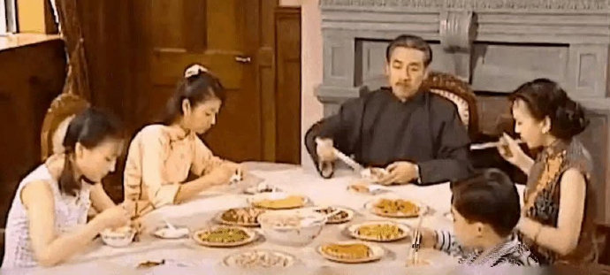 陆振华是真夹不到菜，怪不得脾气​​​不好呢 ​ ​​​