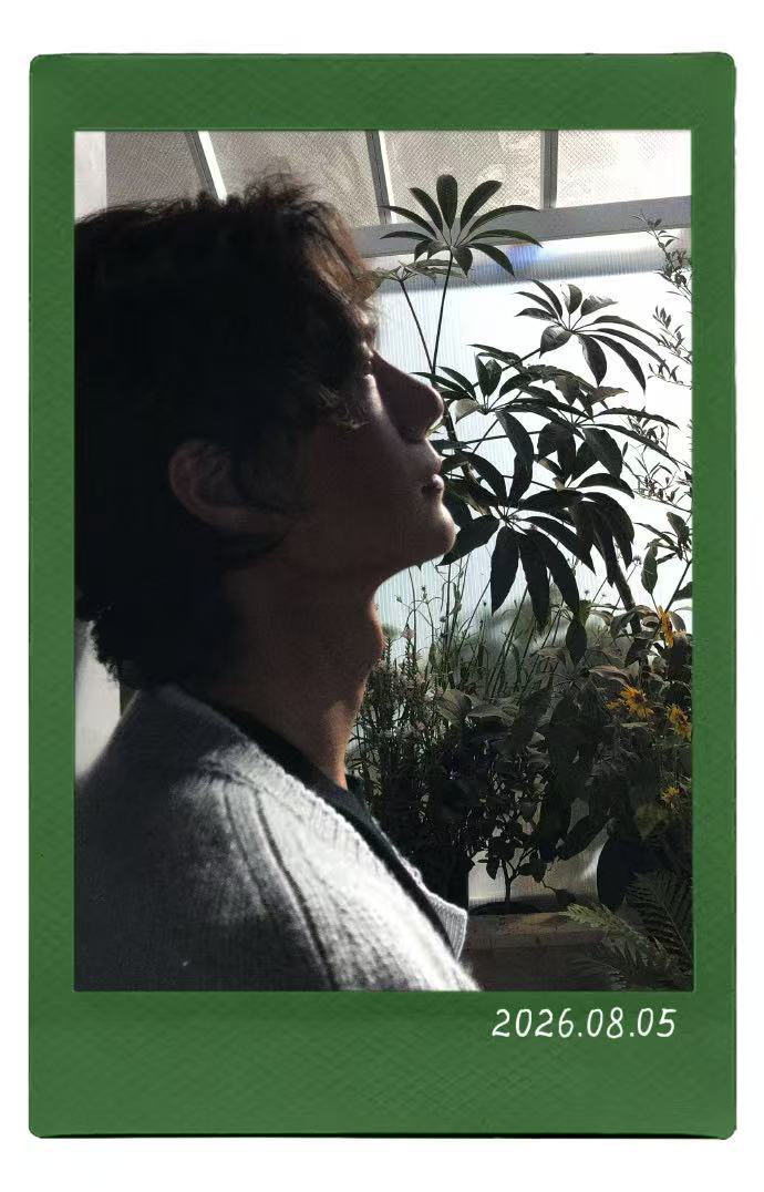 王一博绿意拍立得十二宫格王一博森系生日写真绿意成片，赴一场生辰之约🎂 