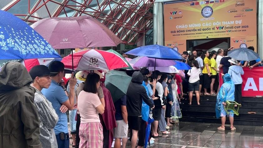 国际排坛动态震惊，雨水越南人民浇不灭看排球比赛的热情2025VTV女排国际邀请赛