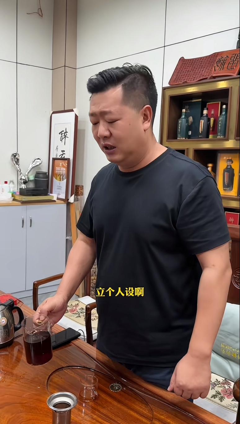张大炮借题发挥，话里有话。
身边一群学院徒弟跟他说，网上现在舆论对他特别不友好。