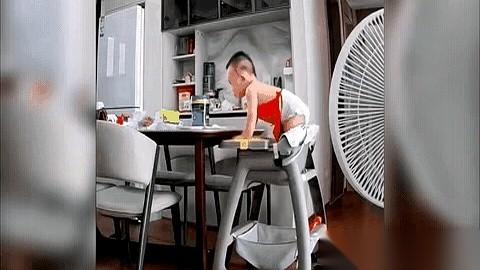我勒个去，刚刷到个视频，心脏差点从嗓子眼儿里跳出来。
一个小屁孩，坐在宝宝餐椅上
