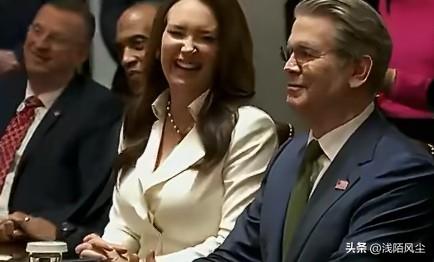 特朗普在内阁会议上夸财政部长斯科特·贝森特:“这家伙是选角中心挑出来的吗？我正在