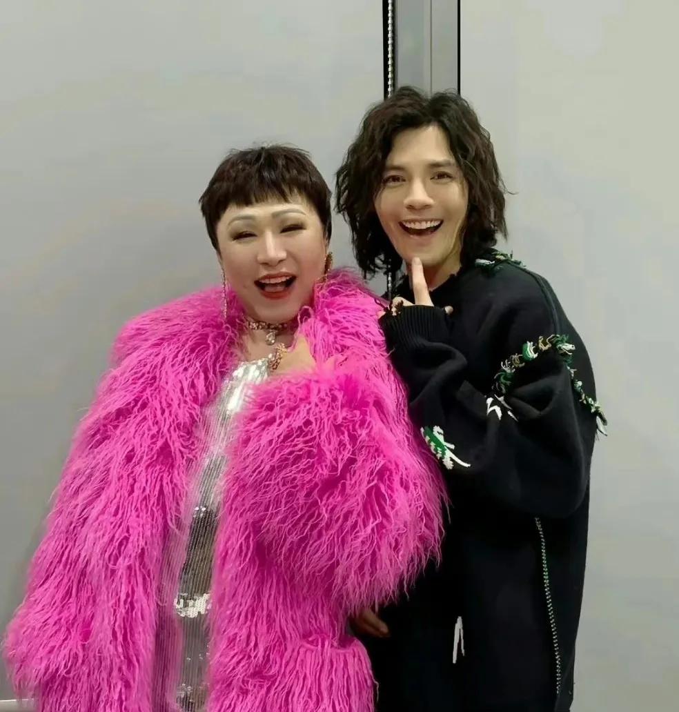 万圣节cos向太的博主被向佐请到直播间，却被向太嘲讽衣服太low！

向太的举动