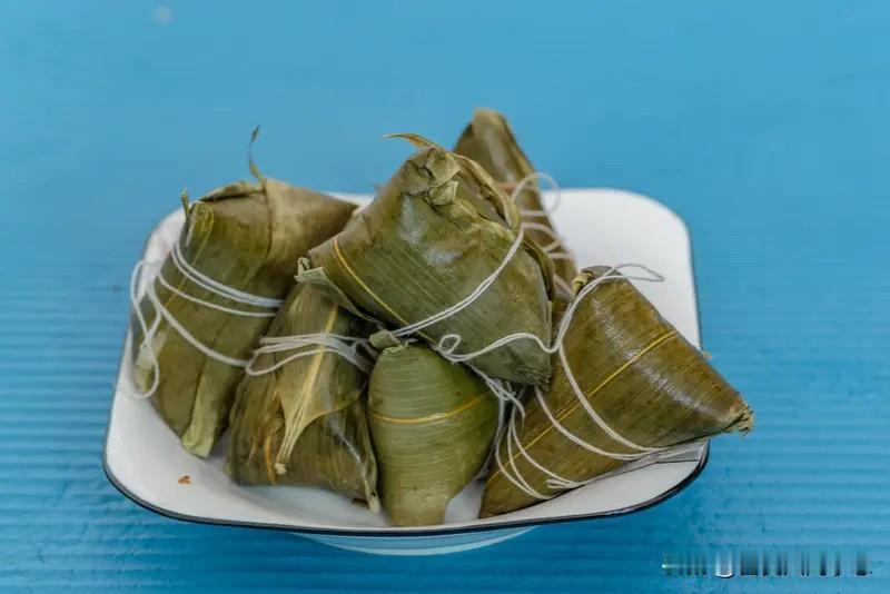 端午节即将到来，端午是吃粽子的日子，现在的粽子口味很多，有豆沙馅、红枣味的、咸蛋