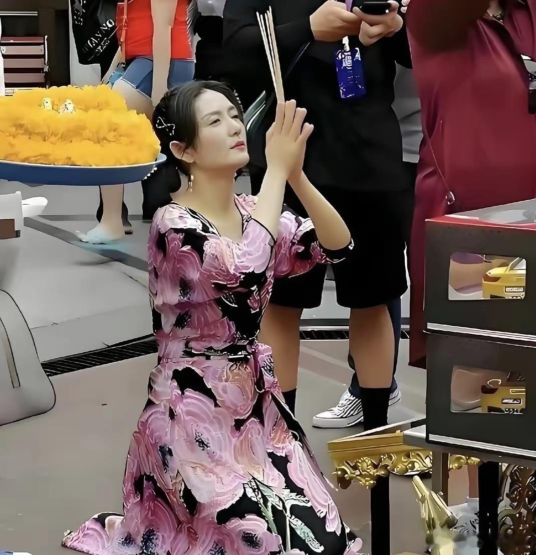 终于知道谢娜为什么要拼命开巡演了！不扒不知道，一扒吓一跳！深挖她家开销才知道，数