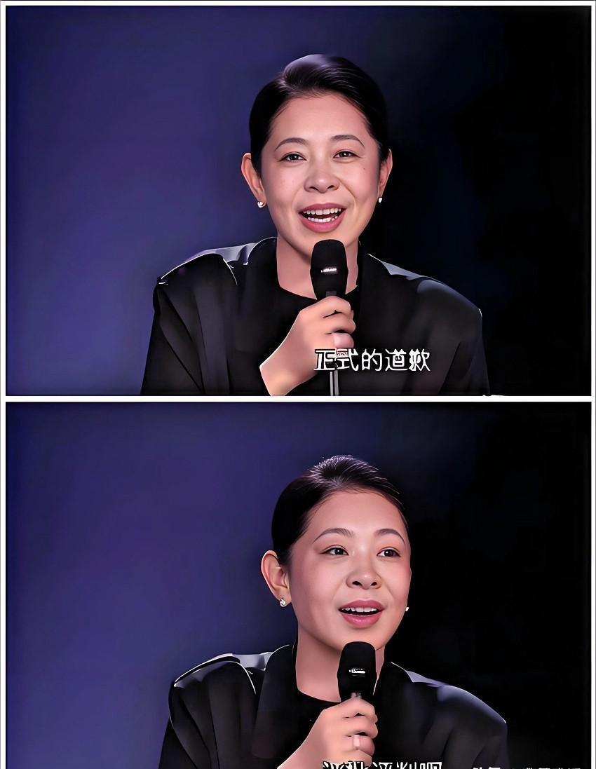 倪萍在道歉视频里说了三次“我错了”，但她身后那幅自己写的“厚德载物”一直挂着。