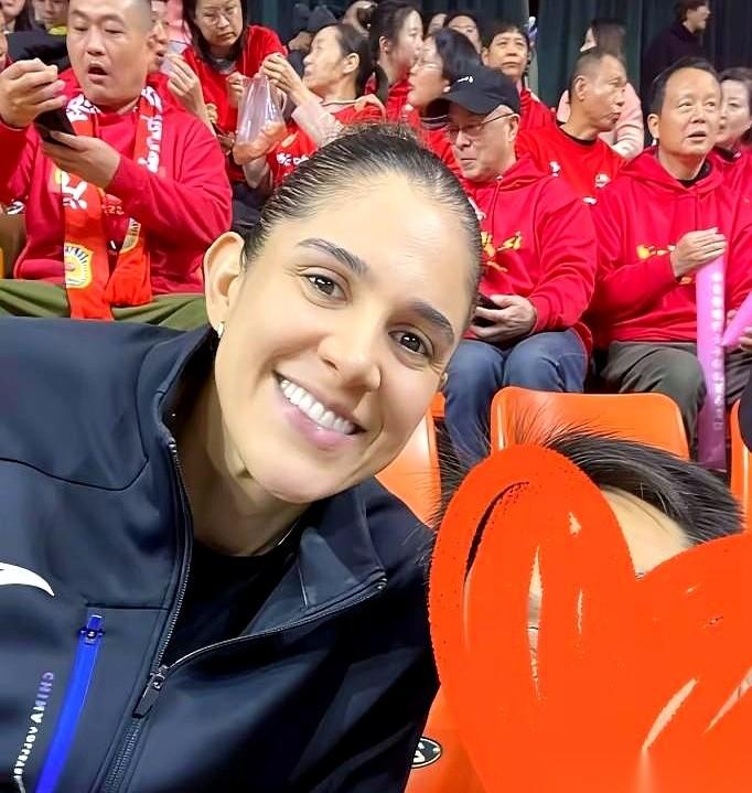 她没进大名单。
人却跟来了。
就那么安安静静地，穿着自己的衣服，坐在看台上看完了