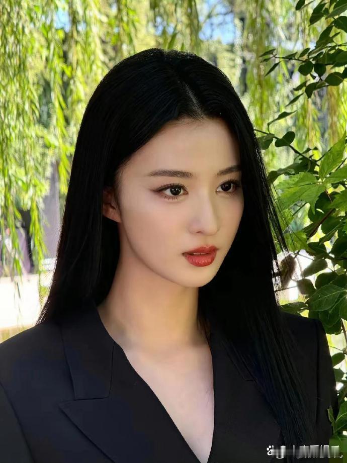 王楚然的黑长直让人眼前一亮，看完柳舟记后，其他女主相形见绌，不够漂亮。 ​​​