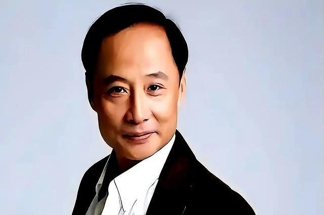 老周一口不吭。
有人把他骂成抛妻弃子的坏人。
他却说，过去就让它过去吧。
这句话