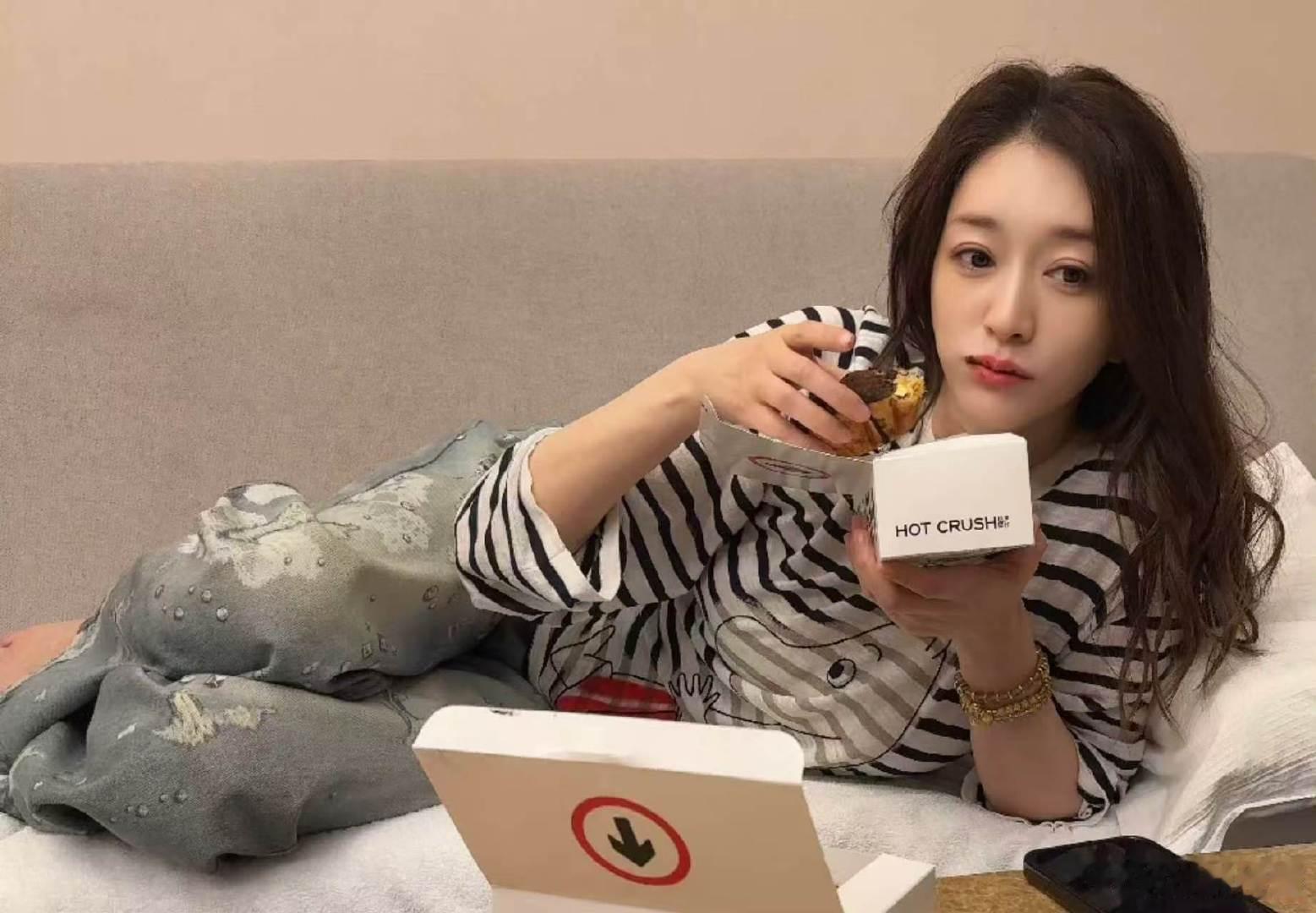 李小冉这张真是我配看到的角度吗 姐你凌晨吃蛋挞我不管，但你这个状态是认真的吗？皮