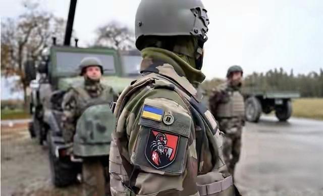 2026跨年夜，乌军无人机突袭赫尔松的咖啡馆和酒店，24名平民遇难，其中还有未成